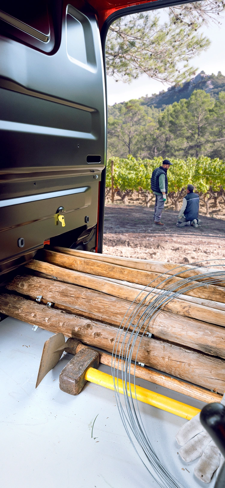Interior cargo view Citroën Jumpy diesel van Moduwork system for long loads, flexible commercial alternative