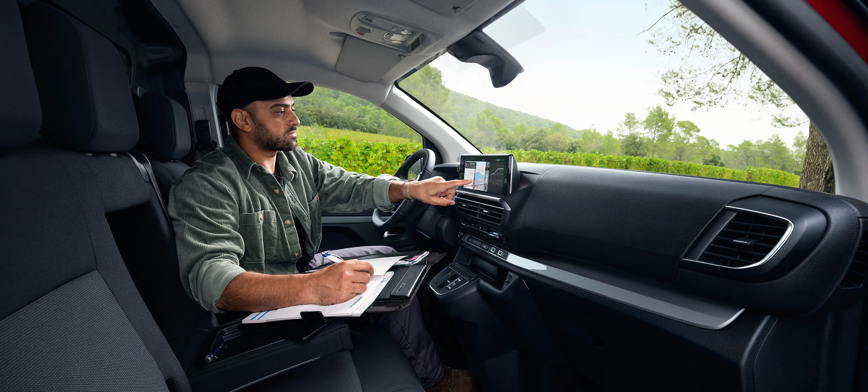Interior dashboard view Citroën Jumpy diesel van 10-inch digital screens for efficient driving, smart commercial alternative