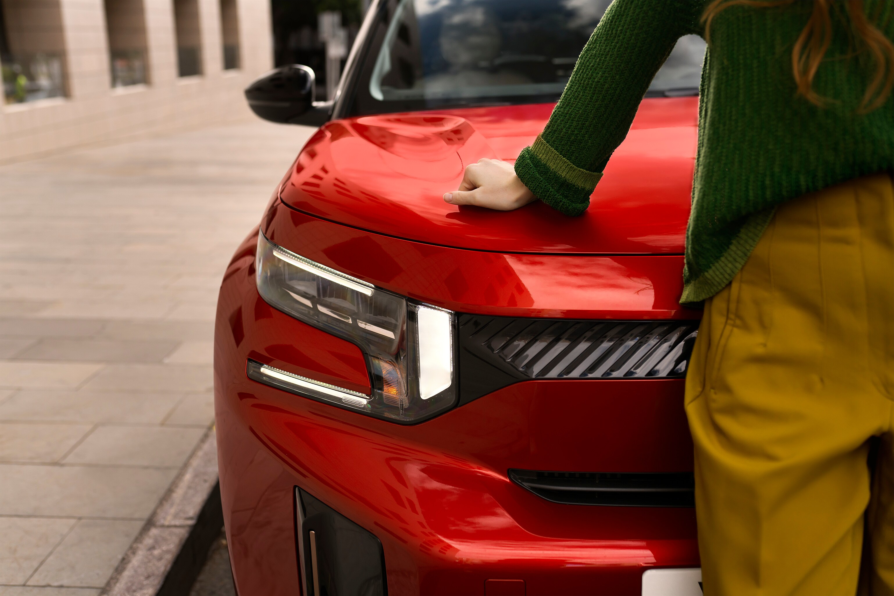 Front detail view of Citroën C3 Aircross SUV highlighting sculpted bonnet design for modern, expressive and affordable urban mobility.