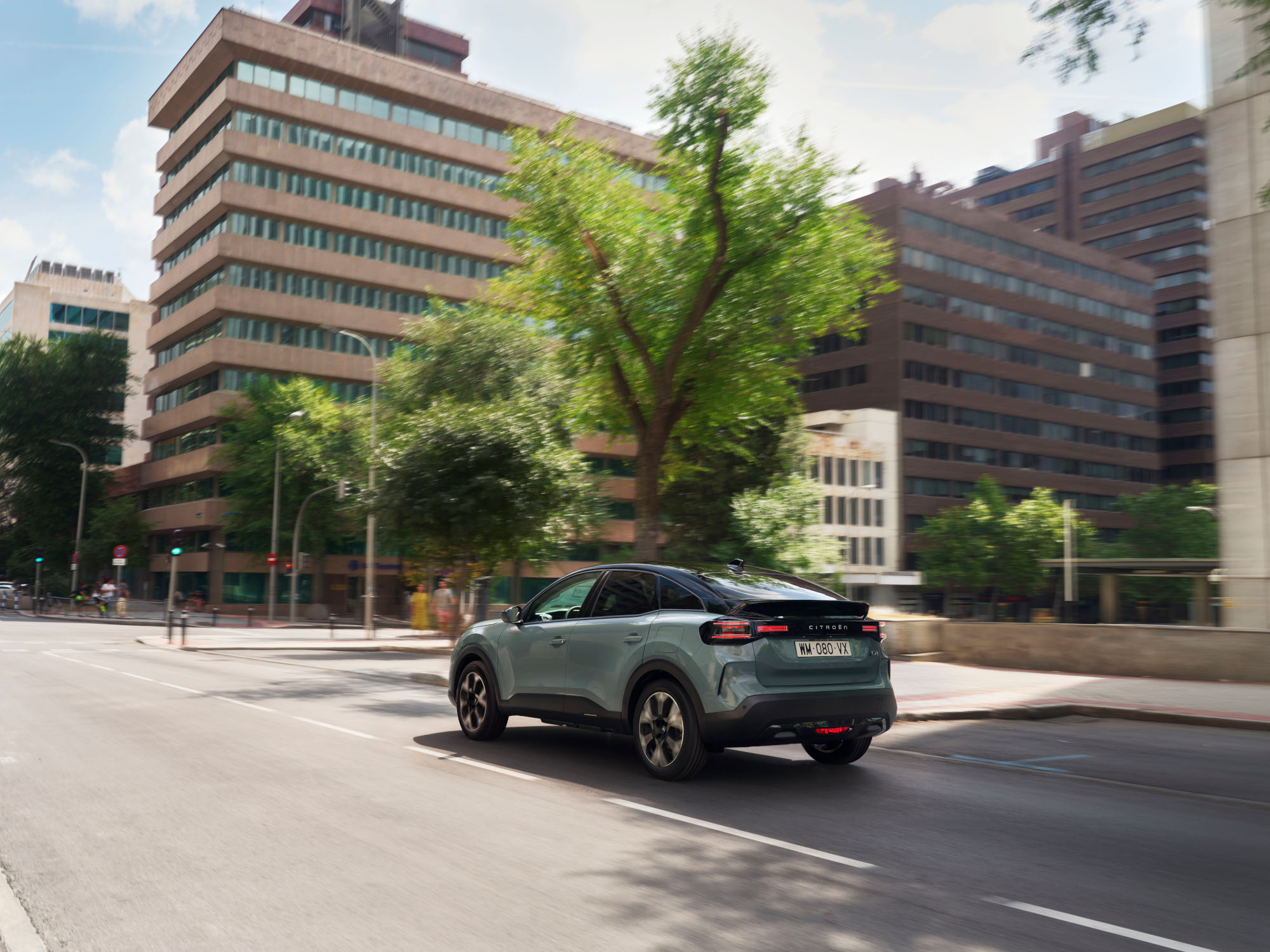 Three‑quarter rear view C4 highlighting stylish design, safety, aerodynamics and comfort for a premium fluid urban presence