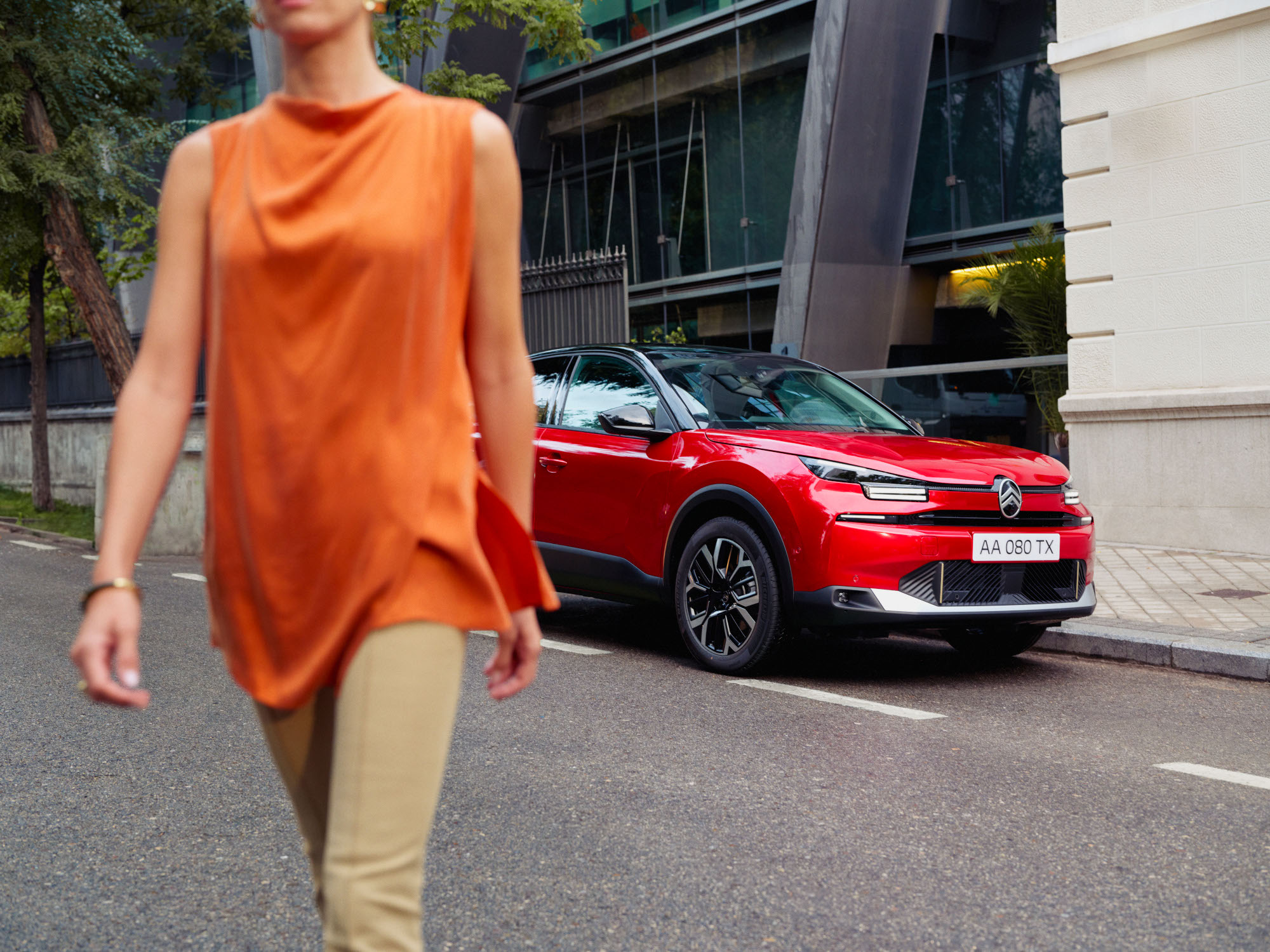 Three‑quarter front view C4 showcasing stylish design, safety, aerodynamics and comfort for a premium modern urban presence