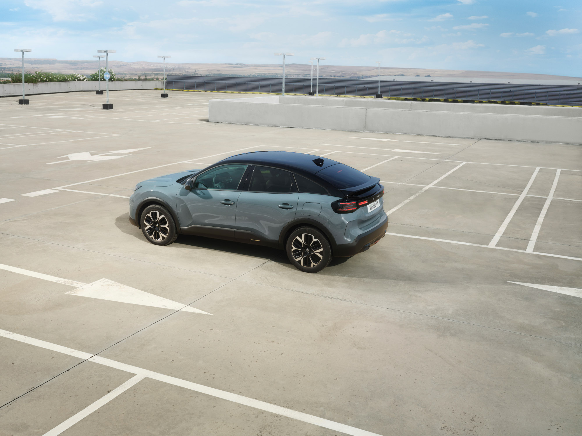 Three‑quarter rear view C4 highlighting stylish design, safety, aerodynamics and comfort for a premium minimal urban presence