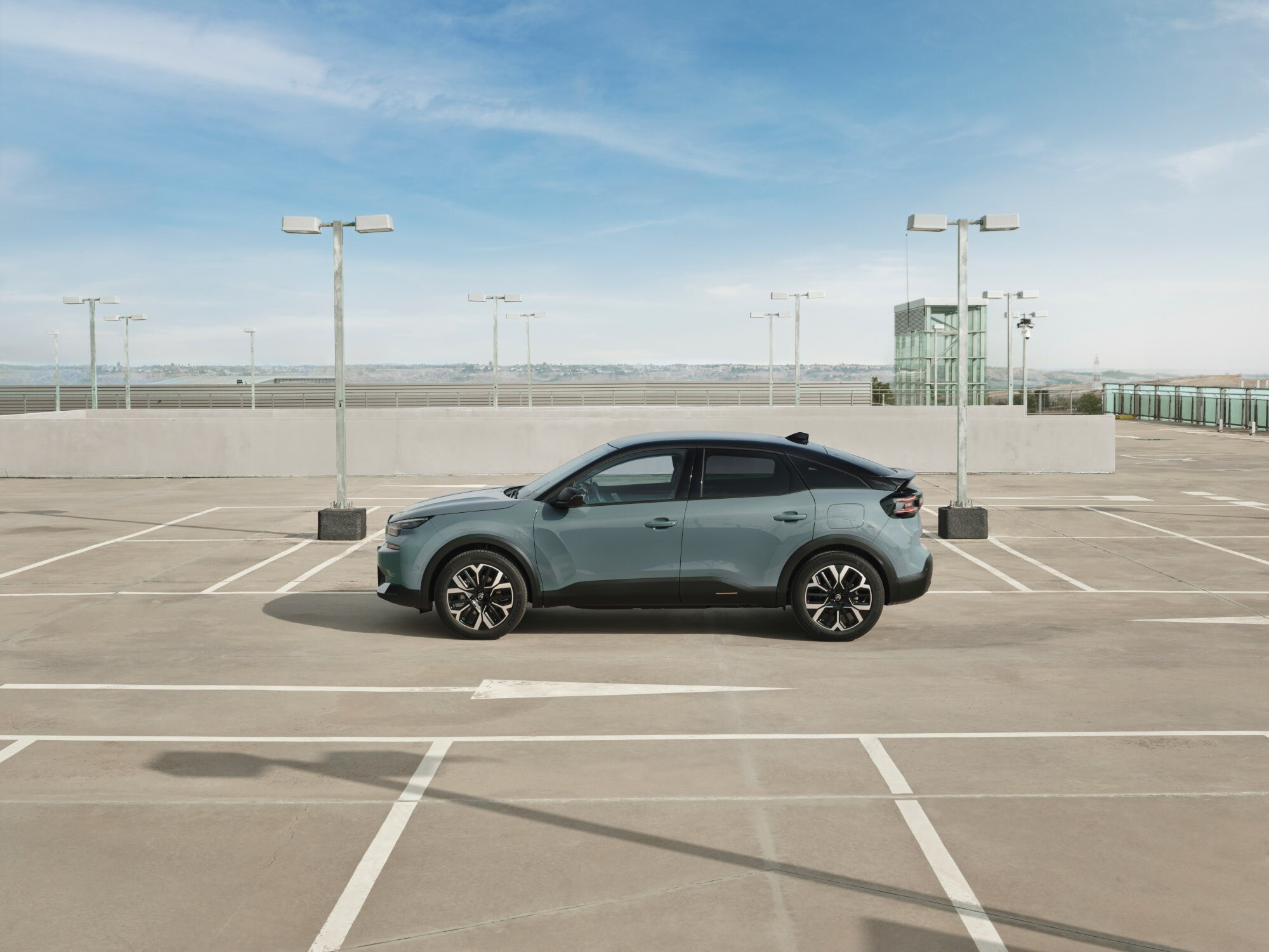 Side view Manhattan Green C4 highlighting stylish design, safety, aerodynamics and comfort for a premium open‑space presence