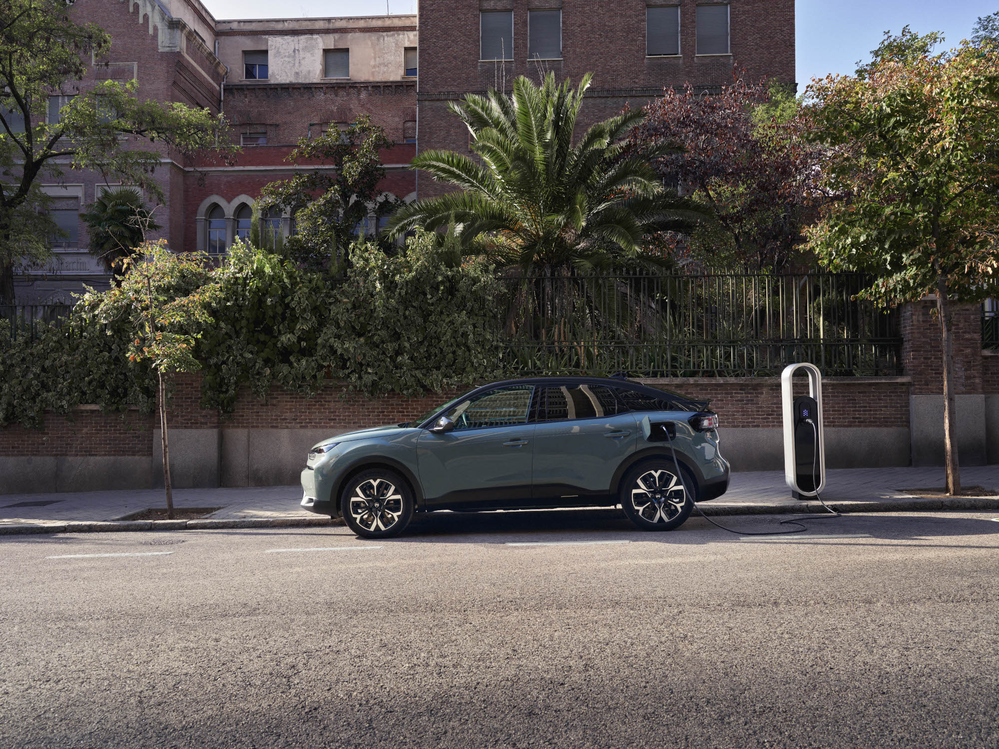 Side view C4 Electric highlighting stylish design, safety, efficiency and comfort for a premium urban charging experience