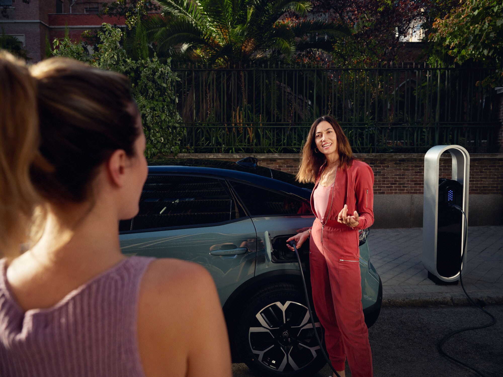 Rear‑side view C4 Electric highlighting effortless charging, efficiency, comfort and design for a premium warm urban moment