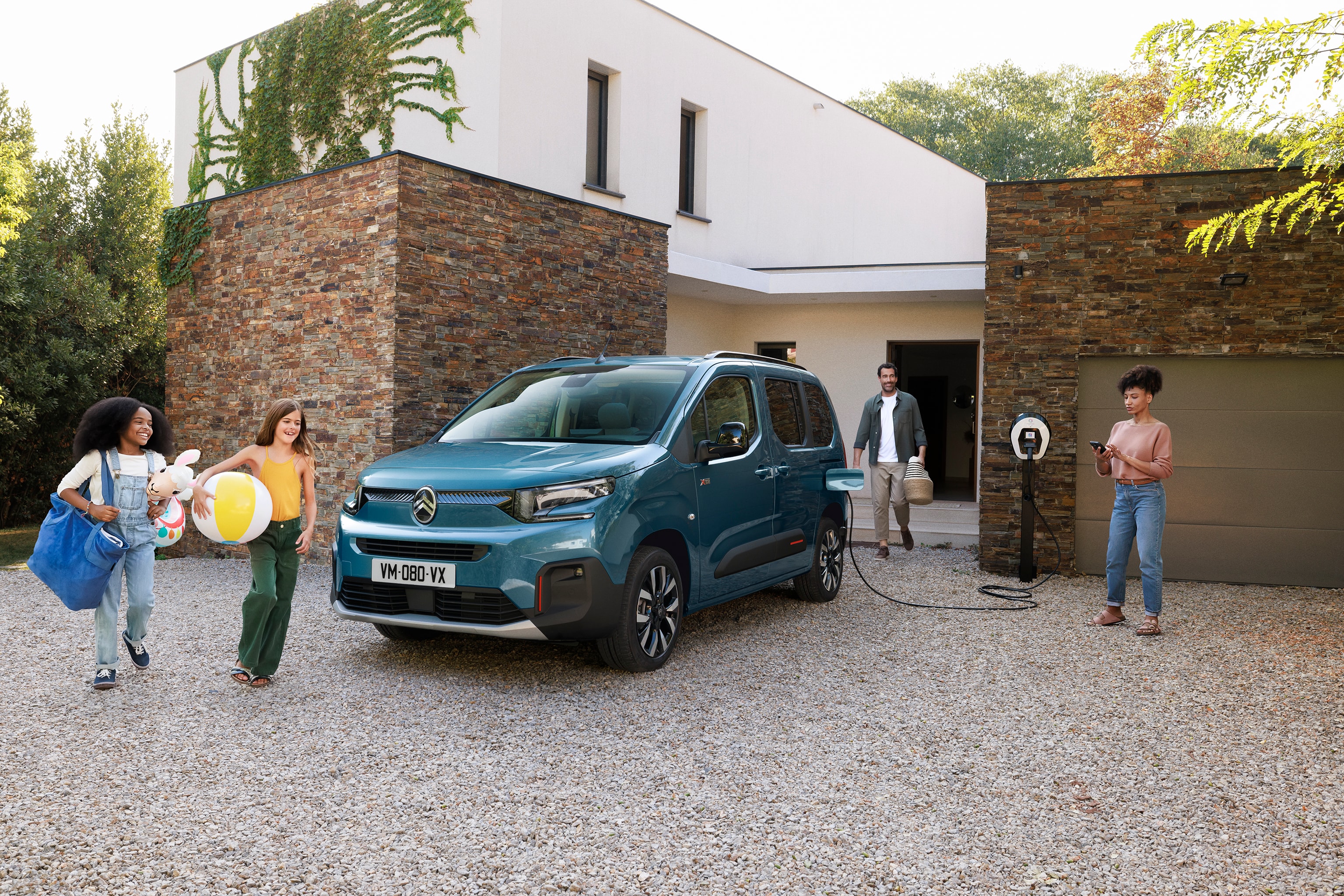 Three‑quarter front view Berlingo showing electric charging, comfort and safety for a confident family‑friendly use
