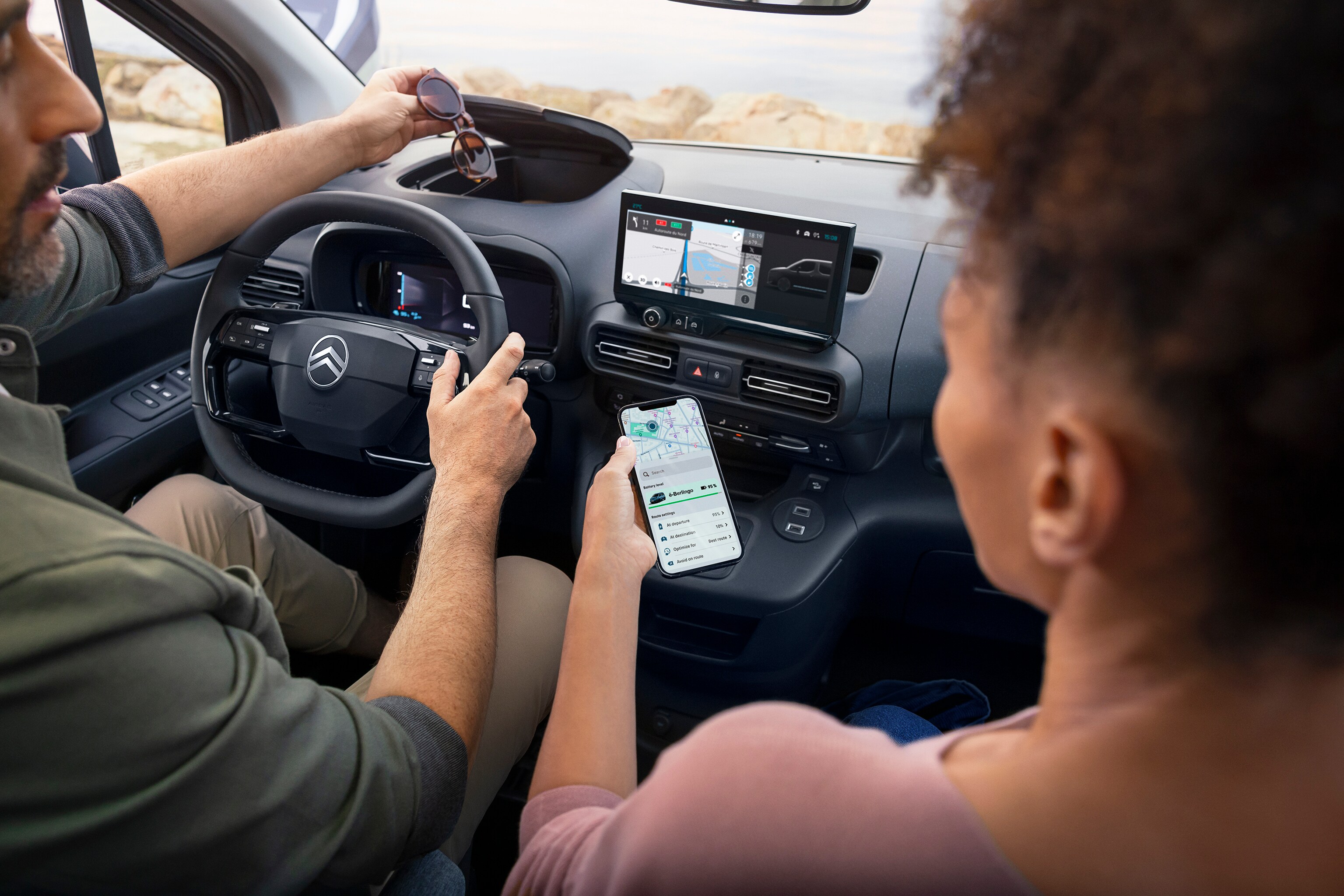 Front interior view Berlingo showing connected services, smartphone integration, technology for a smooth electric drive