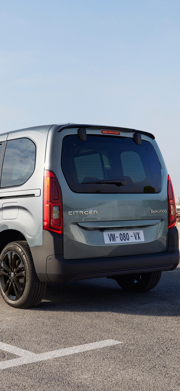 Rear three‑quarter view Berlingo highlighting modern exterior design, safety, efficiency and confident visual presence